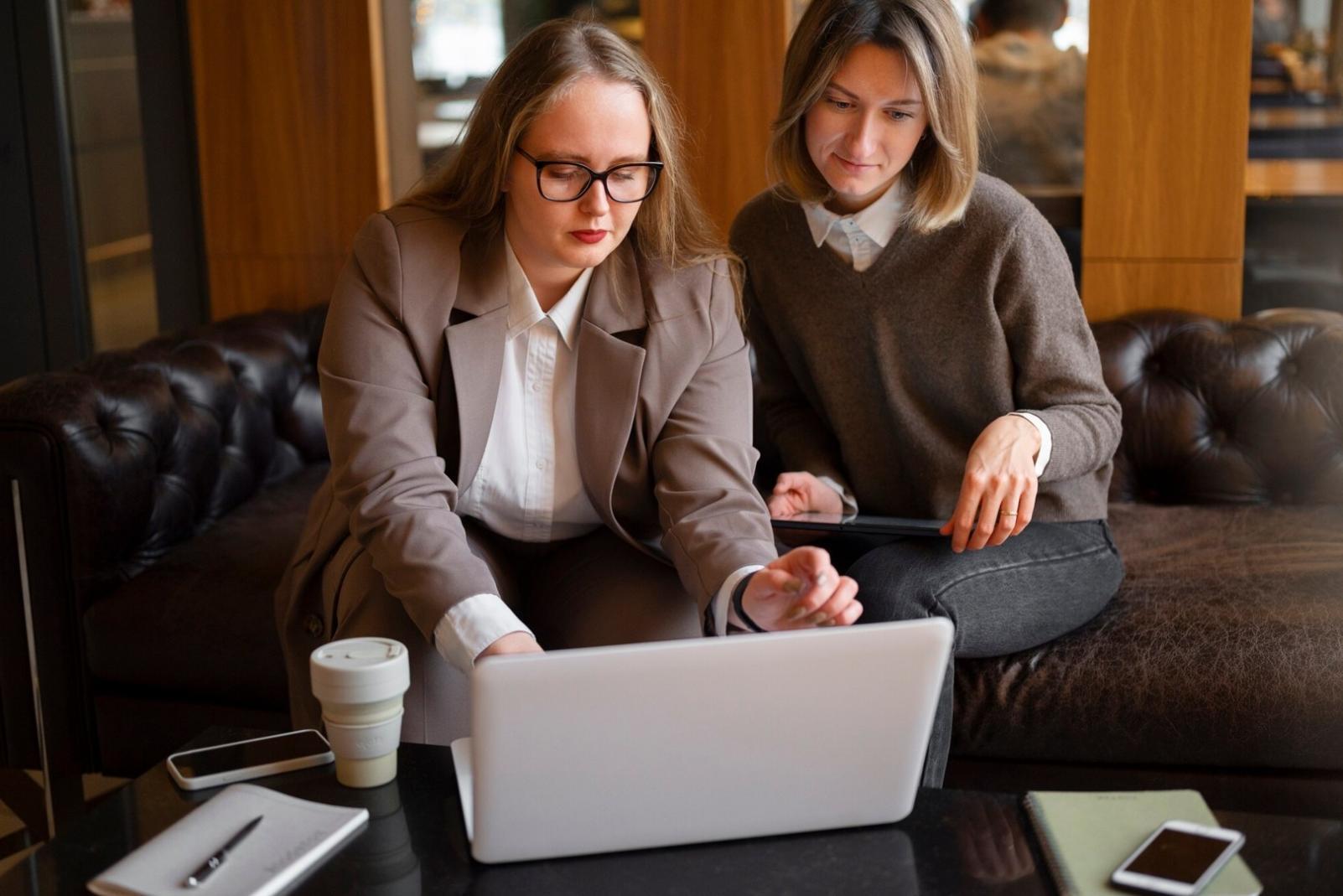 Estudiante trabajando con flexibilidad horaria en diferentes dispositivos